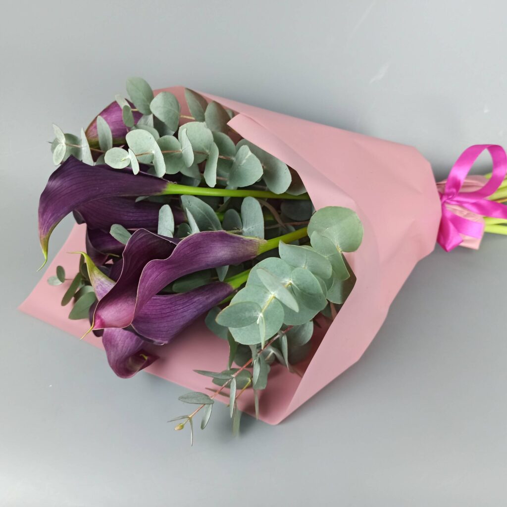 9 фиолетовых калл и эвкалипт