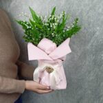9 ландышей с корешками в аквабоксе в розовом оформлении