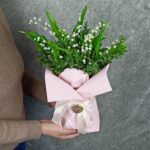 9 ландышей с корешками в аквабоксе в розовом оформлении