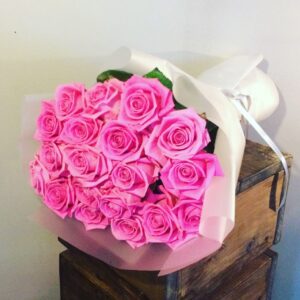 19 розовых роз учителю