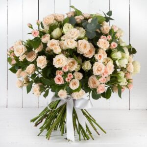 31 кустовая розовая роза