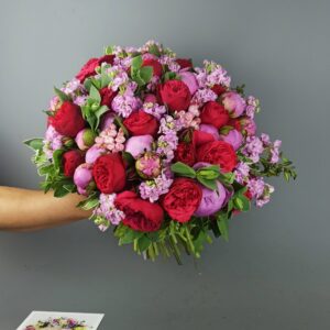 Гранд-букет из розовых пионов и пионовидных роз