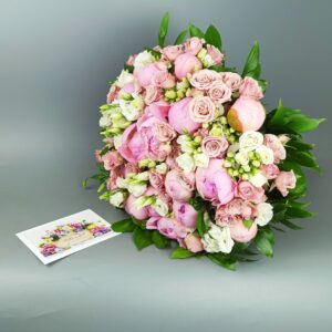 Гранд букет из пионов, роз и эустомы