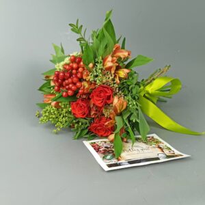 Красный школьный букет первокласснику /розы и альстромерия