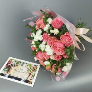 Розовые кустовые розы и белая кустовая гвоздика