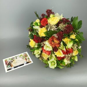 Яркий букет из ранункулюсов, морозника и пионовидных роз