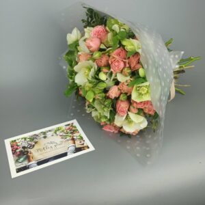 Букет 9 розовых кустовых роз и морозник