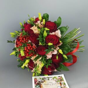 Букет ярко-красных роз с ягодами калины