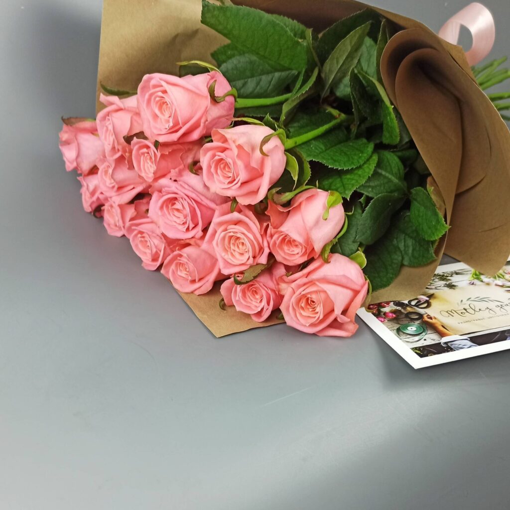 15 розовых роз