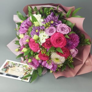 Розовые розы и фиолетовые георгины