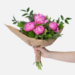 5 пионов и зелень