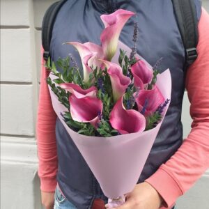 Винные каллы и лаванды в упаковке