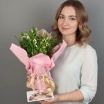 9 ландышей с корешками в аквабоксе в розовом оформлении