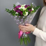 Букет из белых и малиновых фрезий