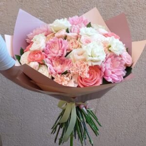 Шикарный букет из георгинов и роз