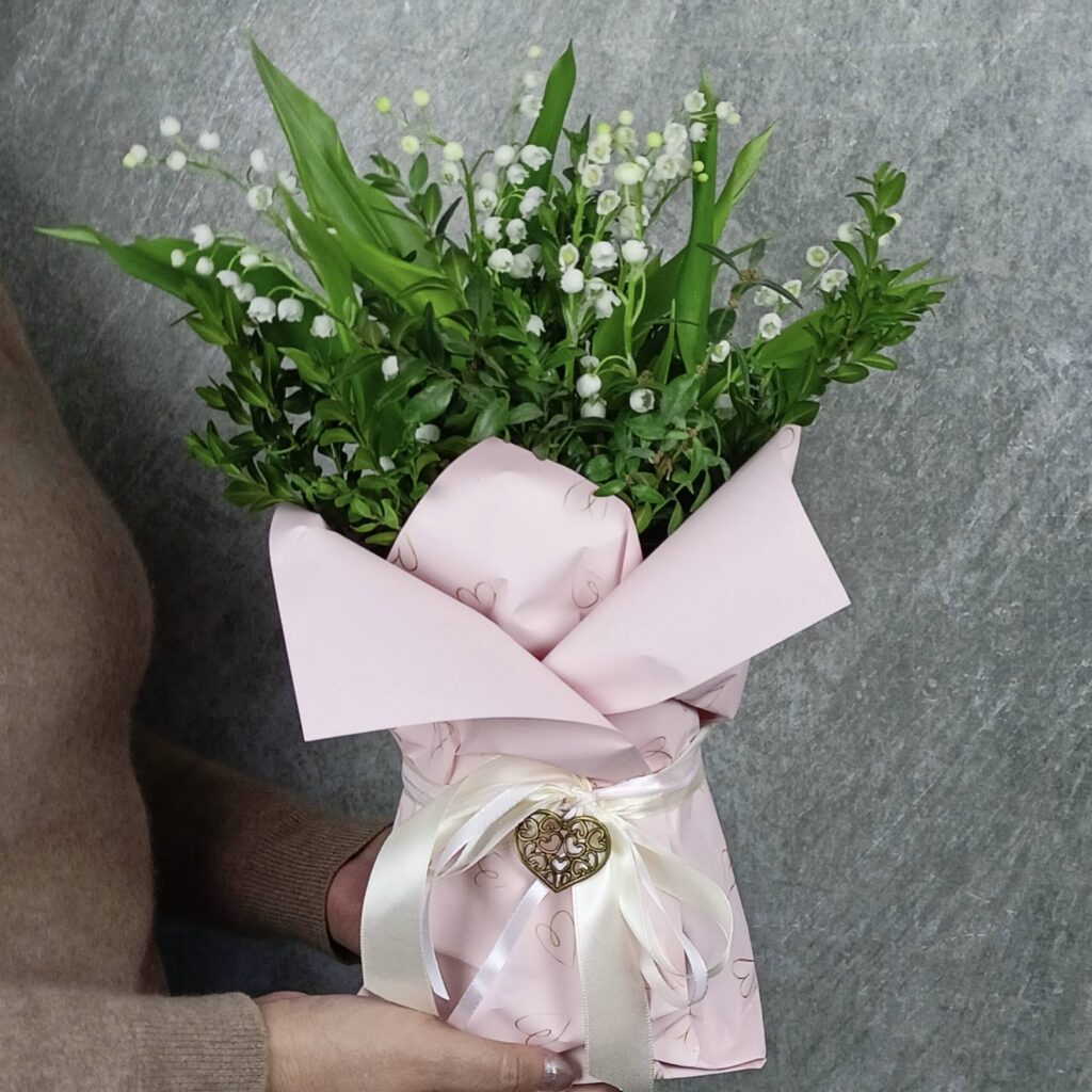 9 ландышей с корешками в аквабоксе в розовом оформлении