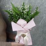 9 ландышей с корешками в аквабоксе в розовом оформлении