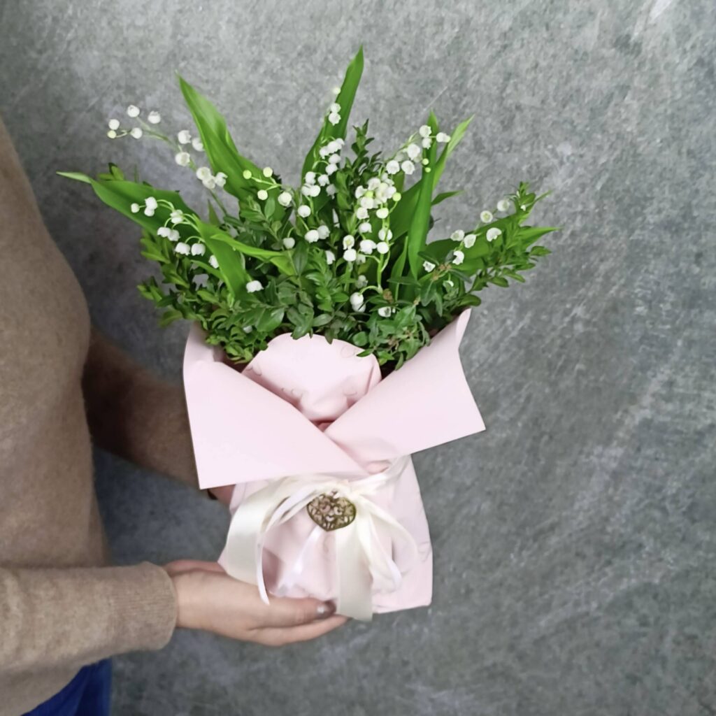 9 ландышей с корешками в аквабоксе в розовом оформлении