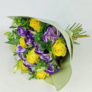 Эустома и желтые розы