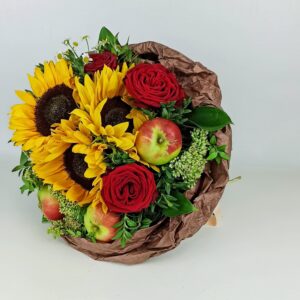 Осенний букет с подсолнухами и яблоками