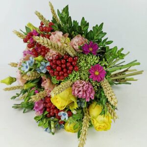 Осенний букет с колосками и калиной