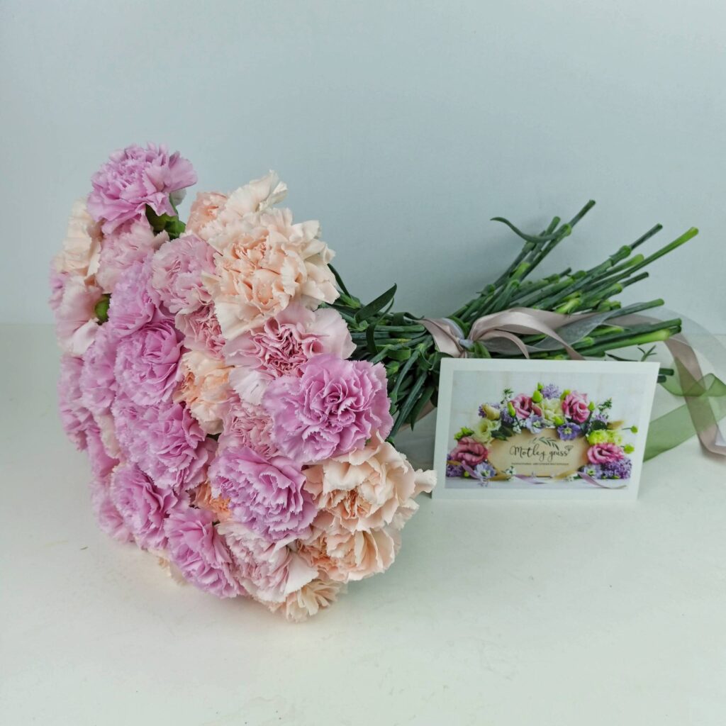 Розовый букет из 45 гвоздик