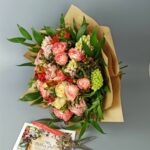 Весенний микс-комплимент из гиацинтов и румяных розочек