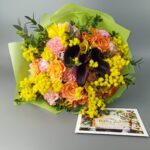 Микс мимозы и оранжевых роз