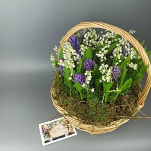Большая корзина ландышей и гиацинтов