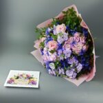 Летний букет с васильками, матиолой, гортензией и розами