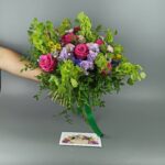 Летний букет с розами, матиолой и васильками