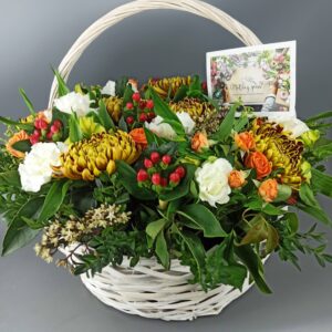 Осенняя корзина с георгинами