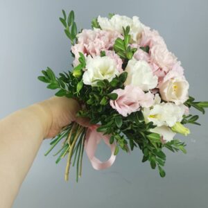 Школьный букет из эустомы для девочки