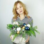 Новогодняя композиция в бархатном мешке пепельного цвета