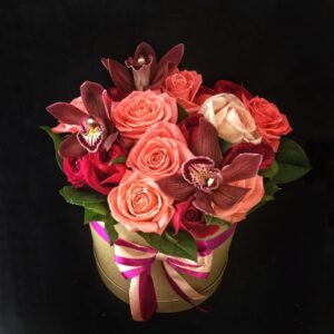 шляпная коробка с  розами и орхидеями