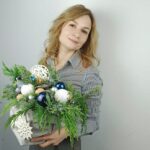 Новогодняя композиция в бархатном мешке пепельного цвета