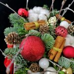 Коробка новогодняя красная с корицей, веточками и шарами