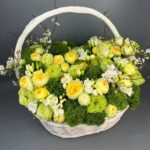 Роскошная корзина из белых фрезий, диантуса и пионовидных роз