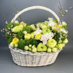 Роскошная корзина из белых фрезий, диантуса и пионовидных роз