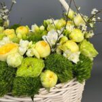 Роскошная корзина из белых фрезий, диантуса и пионовидных роз