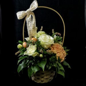 Корзинка роз и гвоздичек ко дню учителя