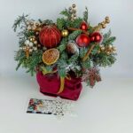 Красный бархатный мешочек с золотыми ветками и апельсином