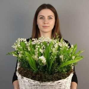 Роскошная корзина из ландышей и фрезий