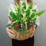 Новогодняя корзина ландышей с красными ягодками и хвоей