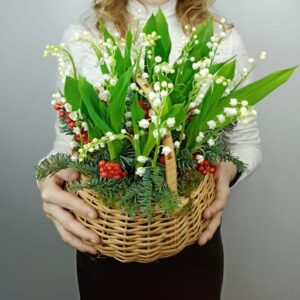 Новогодняя корзина ландышей с красными ягодками и хвоей