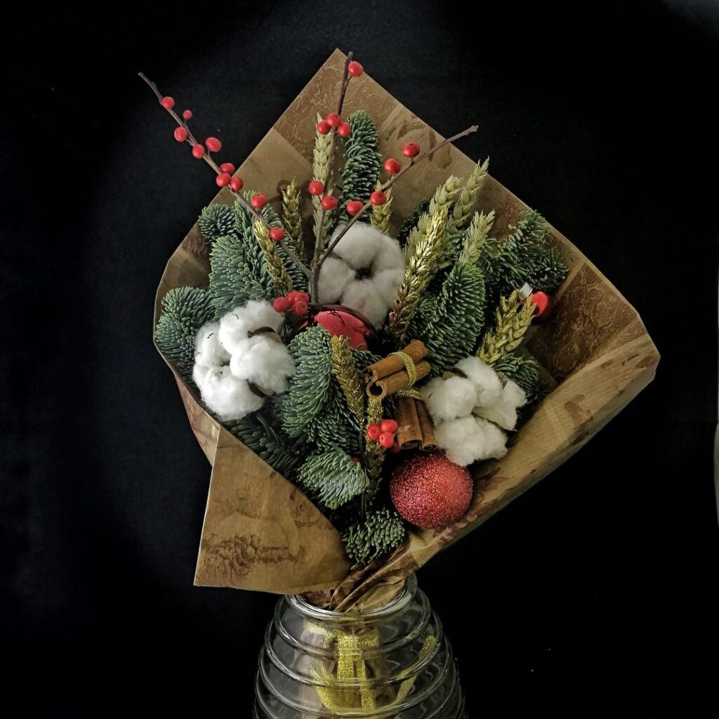 Новогодний букет с хлопком и корицей