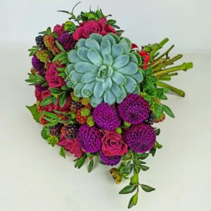 Фиолетовые георгины, суккулент и ягодки
