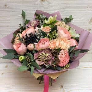 Нежные кремовые ранункулюсы и диантус