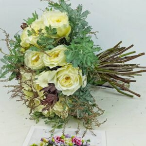 Букет из 21 розы пейшнс с веточками мимозы
