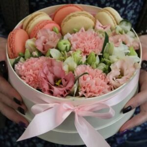 Шляпная коробка с макаруни 20 см
